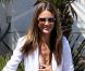 Alessandra Ambrosio, souriante, stylée et accompagnée de sa fille Anja à Santa Monica. Le 24 septembre 2012.