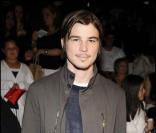 Josh Harnett au défilé Emporio Armani, le 22/06/08, à Milan
