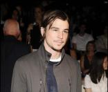 Josh Harnett au défilé Emporio Armani, le 22/06/08, à Milan