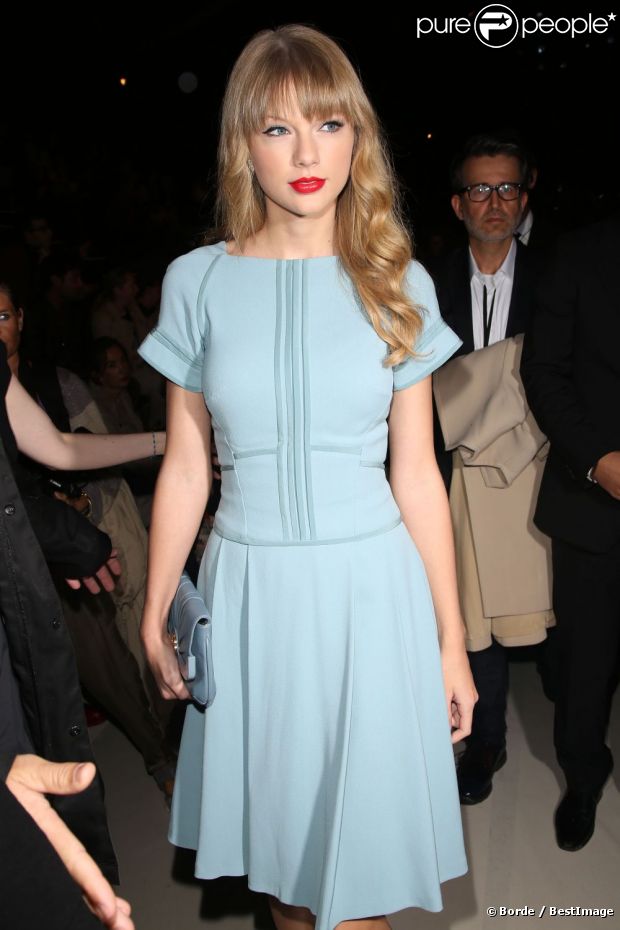 Taylor Swift assiste au défilé prêt-à-porter d'Elie Saab à l'Espace Éphémère du jardin des Tuileries. Paris, le 3 octobre 2012.