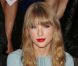 Taylor Swift, ravissante au premier rang du défilé prêt-à-porter printemps-été 2013 d'Elie Saab à l'Espace Éphémère du jardin des Tuileries. Paris, le 3 octobre 2012.
