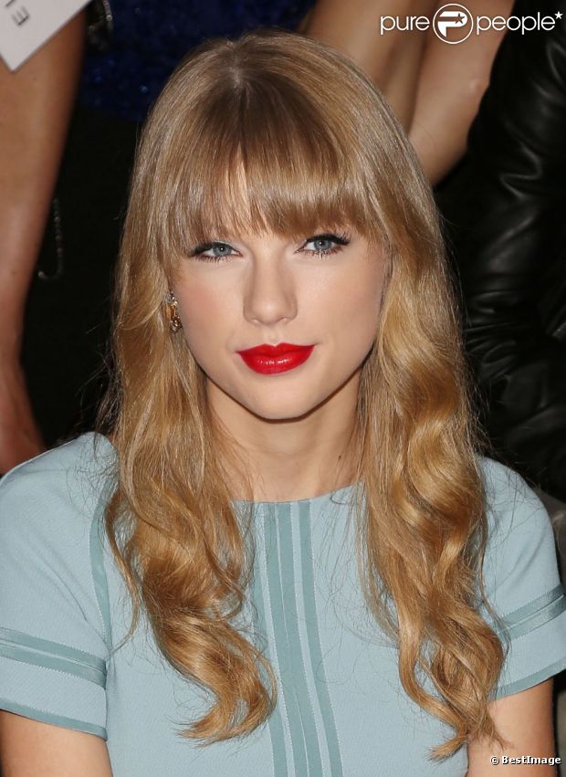 Taylor Swift, ravissante au premier rang du défilé prêt-à-porter printemps-été 2013 d'Elie Saab à l'Espace Éphémère du jardin des Tuileries. Paris, le 3 octobre 2012.