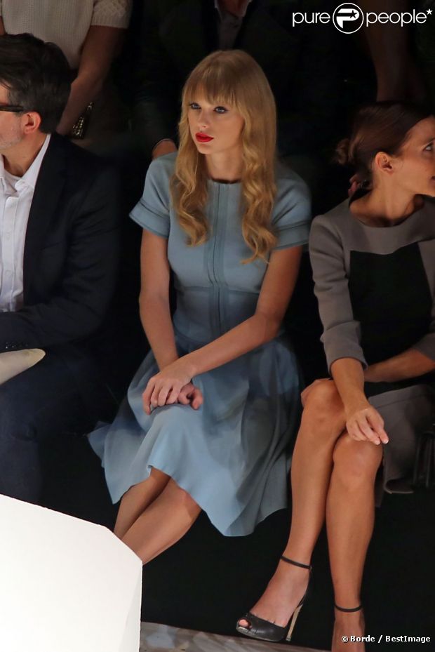Taylor Swift, attentive lors du défilé prêt-à-porter d'Elie Saab à l'Espace Éphémère du jardin des Tuileries. Paris, le 3 octobre 2012.