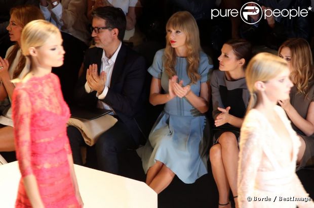 Taylor Swift applaudit le final du défilé prêt-à-porter d'Elie Saab à l'Espace Éphémère du jardin des Tuileries. Paris, le 3 octobre 2012.