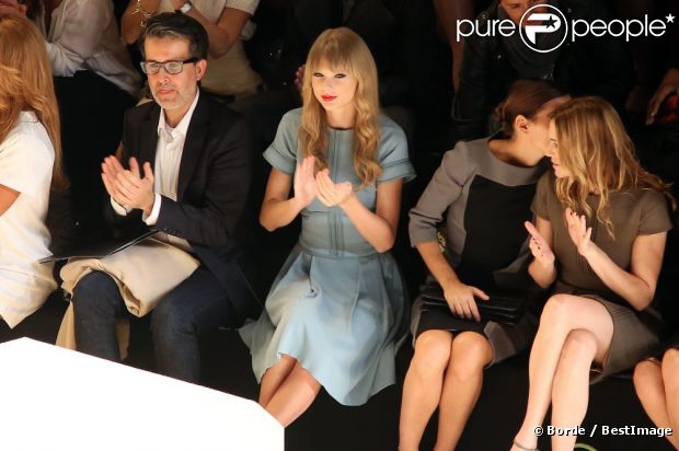 Taylor Swift, Virginie Ledoyen et Marie-Josée Croze lors du défilé prêt-à-porter d'Elie Saab à l'Espace Éphémère du jardin des Tuileries. Paris, le 3 octobre 2012.