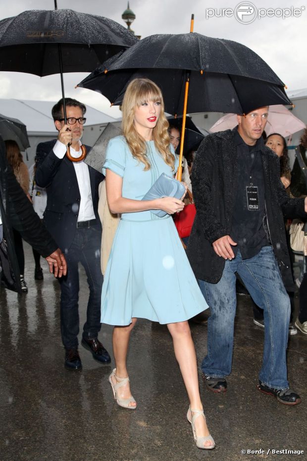 Taylor Swift, souriante malgré la pluie, assistait au défilé prêt-à-porter d'Elie Saab à l'Espace Éphémère du jardin des Tuileries. Paris, le 3 octobre 2012.