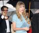 Taylor Swift, souriante malgré la pluie, assistait au défilé prêt-à-porter d'Elie Saab à l'Espace Éphémère du jardin des Tuileries. Paris, le 3 octobre 2012.
