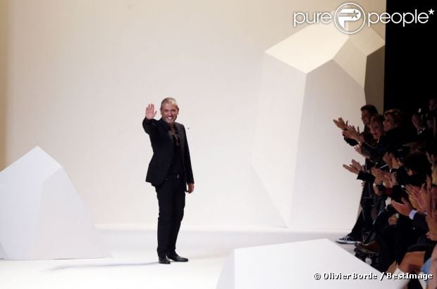 Elie Saab salue ses invités à l'issue de son défilé prêt-à-porter printemps-été 2013. Paris, le 3 octobre 2012.