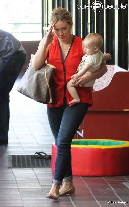 Hilary Duff emmène son petit Luca à la crèche, le mercredi 3 août à Sherman Oaks.