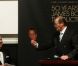 Sir Roger Moore s'éclate avec un masque de Daniel Craig ! Vente aux enchères d'objets de la saga James Bond donnés par les acteurs de la franchise, chez Christie's, à Londres, le 5 octobre 2012