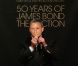 Sir Roger Moore s'éclate avec un masque de Daniel Craig ! Vente aux enchères d'objets de la saga James Bond donnés par les acteurs de la franchise, chez Christie's, à Londres, le 5 octobre 2012
