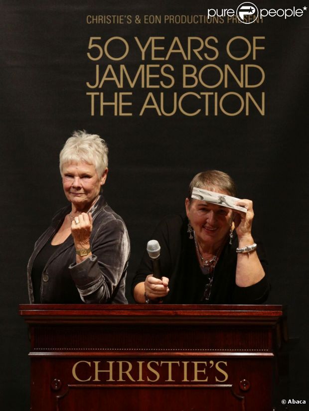 Dame Judi Dench était en pleine forme, et a plaisanté sur le maillot de bain La Perla de Daniel Craig dans Casino Royale. Vente aux enchères d'objets de la saga James Bond donnés par les acteurs de la franchise, chez Christie's, à Londres, le 5 octobre 2012