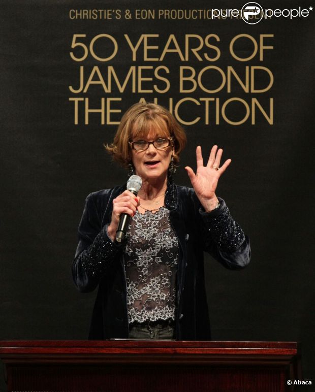 Samantha Bond, ex-Miss Monneypenny. Vente aux enchères d'objets de la saga James Bond donnés par les acteurs de la franchise, chez Christie's, à Londres, le 5 octobre 2012
