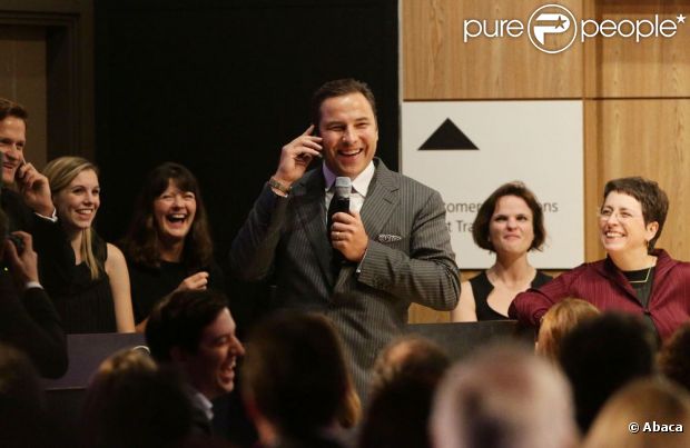 David Walliams a mis l'ambiance. Vente aux enchères d'objets de la saga James Bond donnés par les acteurs de la franchise, chez Christie's, à Londres, le 5 octobre 2012