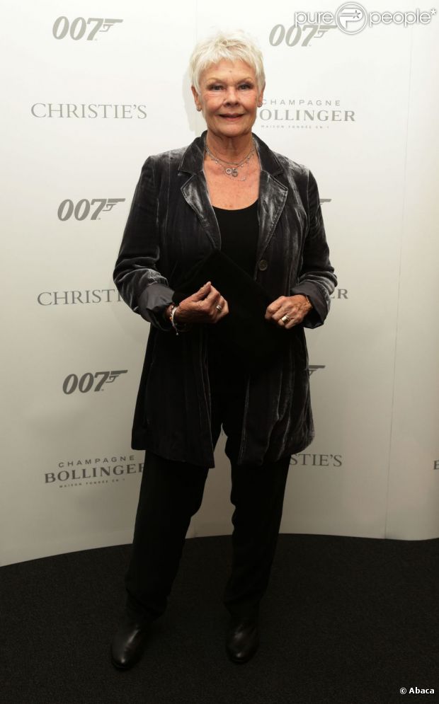 Judi Dench lors de la vente aux enchères d'objets de la saga James Bond donnés par les acteurs de la franchise, chez Christie's, à Londres, le 5 octobre 2012