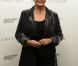 Judi Dench lors de la vente aux enchères d'objets de la saga James Bond donnés par les acteurs de la franchise, chez Christie's, à Londres, le 5 octobre 2012