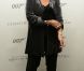 Judi Dench lors de la vente aux enchères d'objets de la saga James Bond donnés par les acteurs de la franchise, chez Christie's, à Londres, le 5 octobre 2012