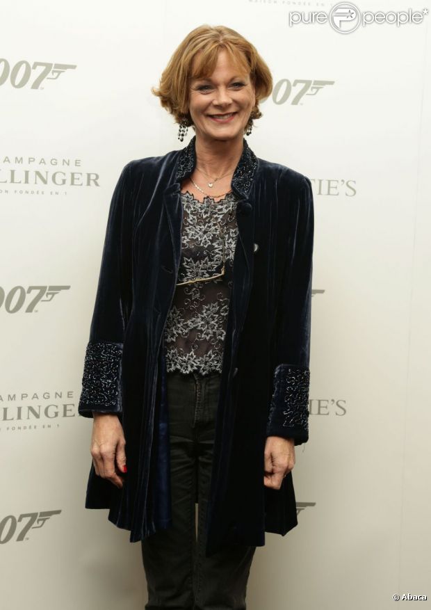 Samantha Bond était présente au rendez-vous. Vente aux enchères d'objets de la saga James Bond donnés par les acteurs de la franchise, chez Christie's, à Londres, le 5 octobre 2012