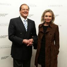 Roger Moore avec son épouse Kristina Tholstrup. Vente aux enchères d'objets de la saga James Bond donnés par les acteurs de la franchise, chez Christie's, à Londres, le 5 octobre 2012