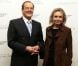 Roger Moore avec son épouse Kristina Tholstrup. Vente aux enchères d'objets de la saga James Bond donnés par les acteurs de la franchise, chez Christie's, à Londres, le 5 octobre 2012