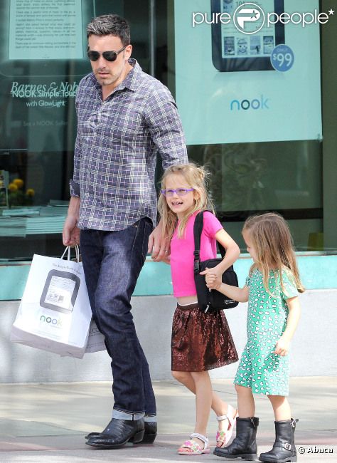 Ben Affleck et ses filles Violet et Seraphina font des courses à Los Angeles, le 6 octobre 2012. Responsable d'un léger accident de voiture, Ben Affleck n'a pas manqué de laisser un mot au propriétaire.