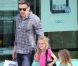 Ben Affleck et ses filles Violet et Seraphina font des courses à Los Angeles, le 6 octobre 2012. Responsable d'un léger accident de voiture, Ben Affleck n'a pas manqué de laisser un mot au propriétaire.