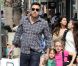 Ben Affleck et ses filles Violet et Seraphina font des courses à Los Angeles, le 6 octobre 2012. Responsable d'un léger accident de voiture, Ben Affleck n'a pas manqué de laisser un mot au propriétaire.