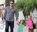 Ben Affleck et ses filles Violet et Seraphina font des courses chez Barnes &amp; Noble à Los Angeles, le 6 octobre 2012. Responsable d'un léger accident de voiture, Ben Affleck n'a pas manqué de laisser un mot au propriétaire.