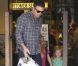 Ben Affleck et ses filles Violet et Seraphina font des courses à Los Angeles, le 6 octobre 2012. Responsable d'un léger accident de voiture, Ben Affleck n'a pas manqué de laisser un mot au propriétaire.