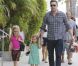 Ben Affleck et ses filles, les adorables Violet et Seraphina font des courses à Los Angeles, le 6 octobre 2012. Responsable d'un léger accident de voiture, Ben Affleck n'a pas manqué de laisser un mot au propriétaire.
