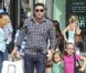Ben Affleck et ses filles Violet et Seraphina font des courses à Los Angeles, le 6 octobre 2012. Responsable d'un léger accident de voiture, Ben Affleck n'a pas manqué de laisser un mot au propriétaire.