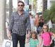 Ben Affleck et ses filles Violet et Seraphina font des courses à Los Angeles, le 6 octobre 2012. Responsable d'un léger accident de voiture, Ben Affleck n'a pas manqué de laisser un mot au propriétaire.