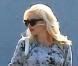 Gwen Stefani, sac Chanel blanc à l'épaule, arrive aux studios d'enregistrement Center Staging à Burbank. Le 8 octobre 2012.