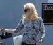 Gwen Stefani, sac Chanel blanc à l'épaule, arrive aux studios d'enregistrement Center Staging à Burbank. Le 8 octobre 2012.
