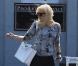 Gwen Stefani, sac Chanel blanc à l'épaule, arrive aux studios d'enregistrement Center Staging à Burbank. Le 8 octobre 2012.