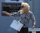 Gwen Stefani, sac Chanel blanc à l'épaule, arrive aux studios d'enregistrement Center Staging à Burbank. Le 8 octobre 2012.