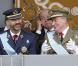 Le prince Felipe et le roi Juan Carlos d'Espagne lors du défilé militaire de la fête nationale de l'Espagne le 12 octobre 2012