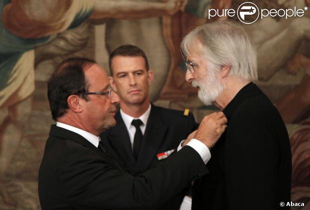 François Hollande remet les insignes de chevalier de la Légion d'honneur à Michael Haneke, au palais de l'Elysée, le 14 octobre 2012.