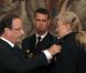 François Hollande remet les insignes d'officier de la Légion d'honneur à la productrice Margaret Menegoz, au palais de l'Elysée, le 14 octobre 2012.