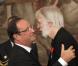 François Hollande remet les insignes de chevalier de la Légion d'honneur à Michael Haneke, au palais de l'Elysée, le 14 octobre 2012.