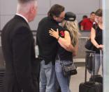 Russell Crowe va chercher sa femme Danielle Spencer et leurs fils à l'aéroport de Los Angeles le 29 juin 2012