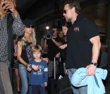 Russell Crowe va chercher sa femme Danielle Spencer et leurs fils à l'aéroport de Los Angeles le 29 juin 2012