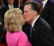 Mitt Romney embrasse sa femme Ann lors du deuxième débat présidentiel à l'Hofstra University. Hempstead, le 16 octobre 2012.
