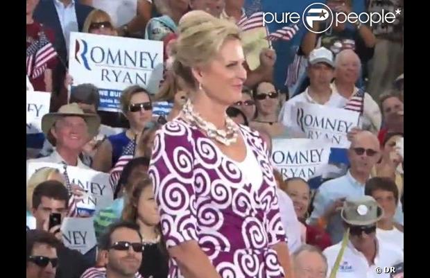 Ann Romney porte une robe Diane von Furstenberg lors du meeting de son époux Mitt Romney à Port St. Lucie. Le 7 octobre 2012.