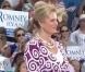 Ann Romney porte une robe Diane von Furstenberg lors du meeting de son époux Mitt Romney à Port St. Lucie. Le 7 octobre 2012.
