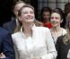 La fiancée Stéphanie de Lannoy souriante et heureuse au bras du prince Guillaume à la sortie du grand-ducal pour se rendre à l'Hôtel de Ville où sera célébré son mariage civil, à Luxembourg, le 19 octobre 2012.