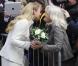 Stéphanie de Lannoy embrasse les Luxembourgeois sur le chemin de l'Hôtel de Ville où sera célébré son mariage civil, à Luxembourg, le 19 octobre 2012.