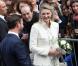 Le prince Guillaume et sa fiancée Stéphanie de Lannoy très souriants devant les Luxembourgeois venus les féliciter pour leur mariage civil, le 19 octobre 2012.
