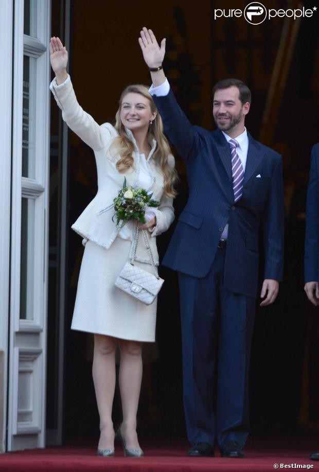 Les maries, le prince Guillaume de Luxembourg et la comtesse Stephanie de Lannoy, a la sortie de l'hotel de ville de Luxembourg ou se deroulait leur mariage civil.