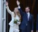 Les maries, le prince Guillaume de Luxembourg et la comtesse Stephanie de Lannoy, a la sortie de l'hotel de ville de Luxembourg ou se deroulait leur mariage civil.